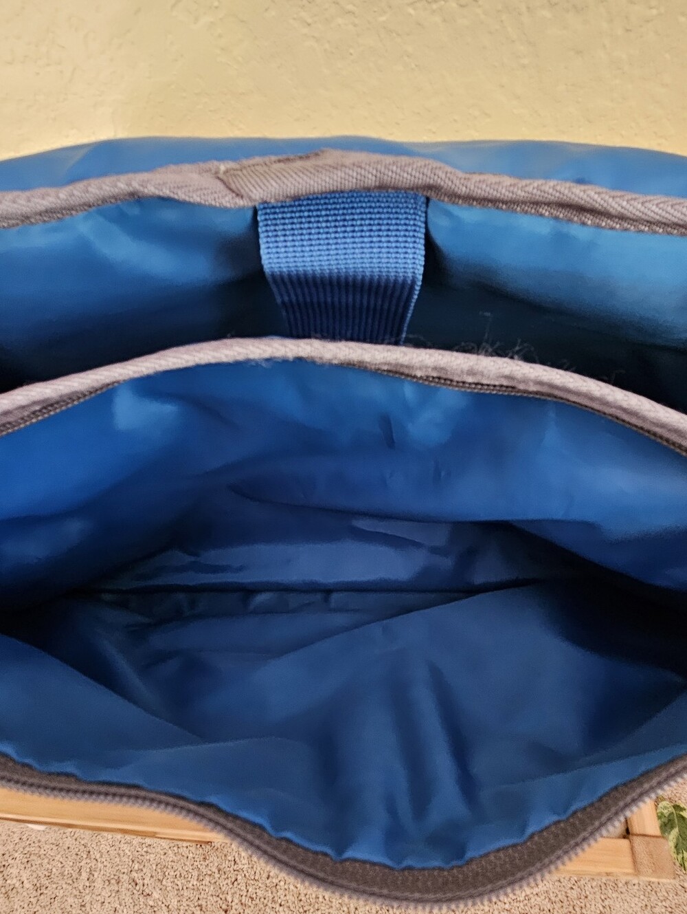 Nike Messenger laptop travel bag. - Picture 7 of 14